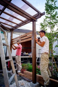 木製自転車小屋のあるお庭