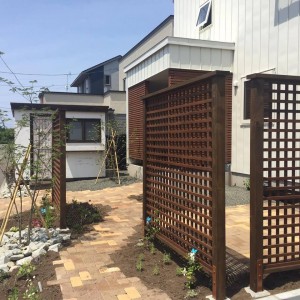 可愛さと収納力を兼ね備えたオリジナル塗り壁物置小屋