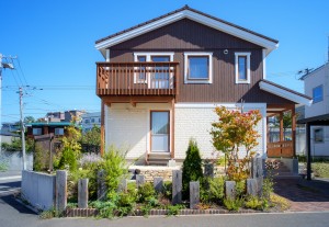 沢山の草花とふかふかの芝生が広がるくつろぎの空間