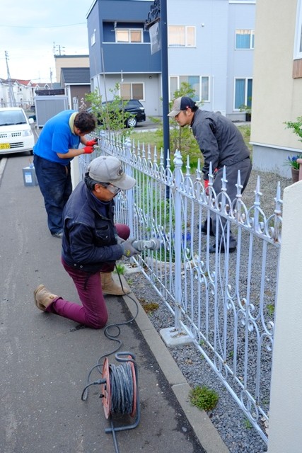 ブルーグレーフェンスの塗装はいかがかニャ？