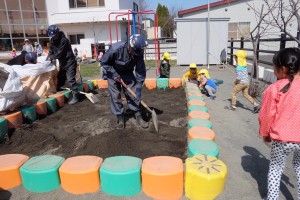 同時進行で、全児童が遊ぶ園庭工事も開始致しました！