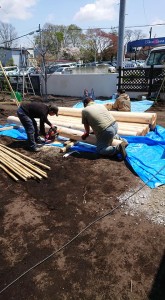 気温は真夏日‼巨大な丸太で作るものとは⁉